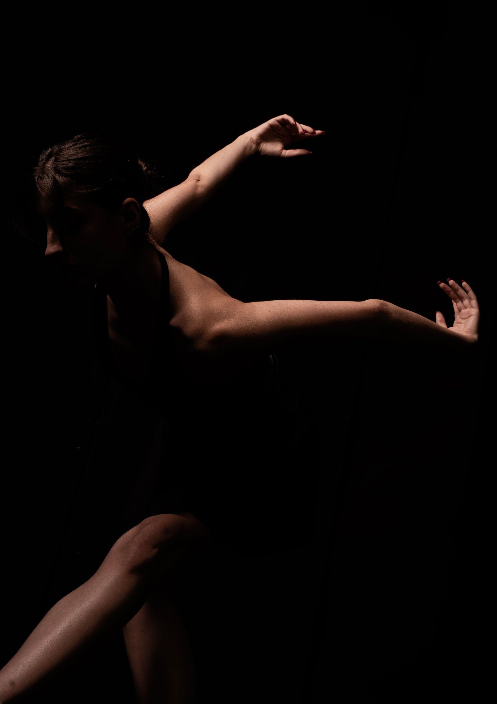 Ballerina con le braccia tese, il corpo in tensione