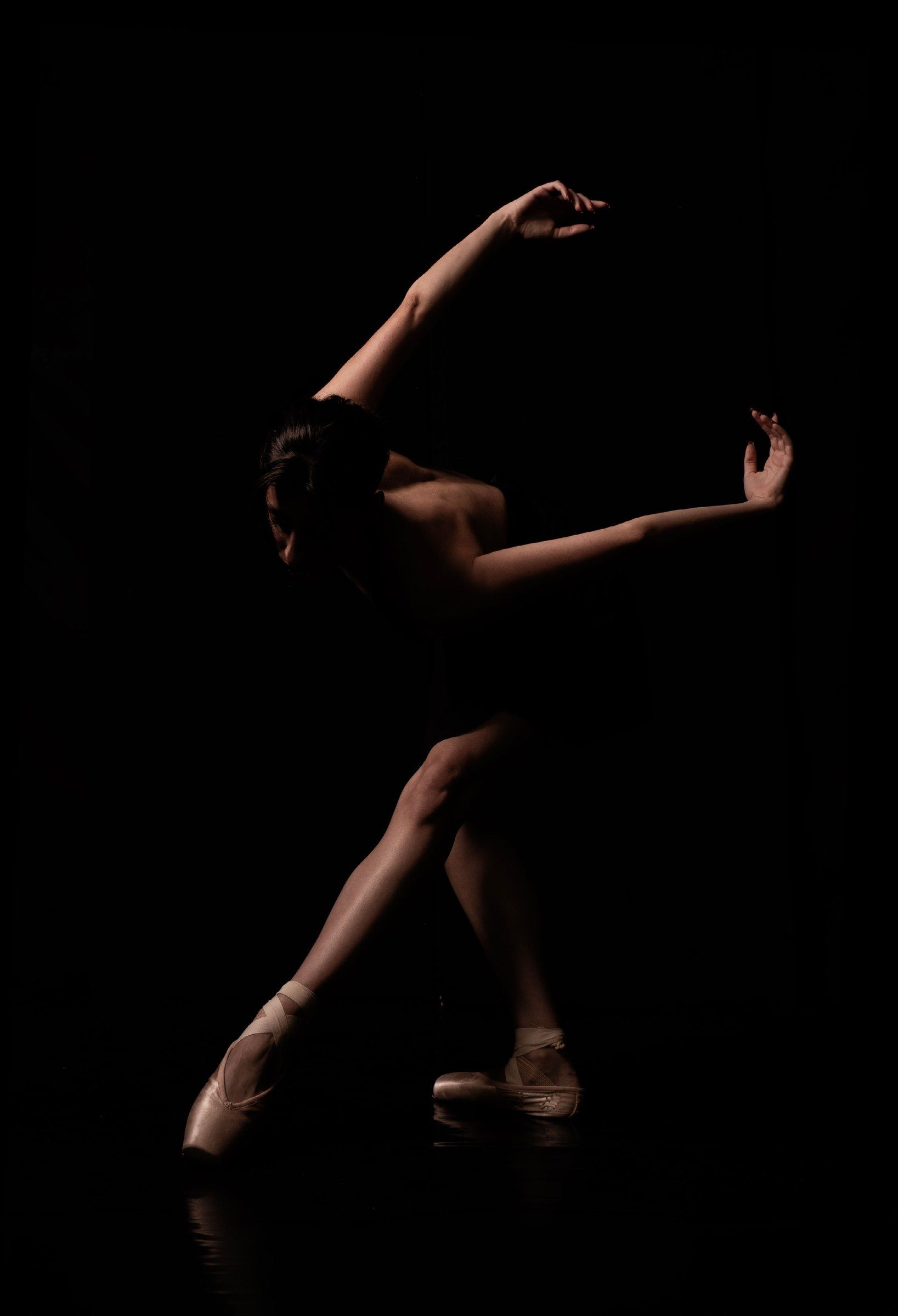 Figura in arabesque su fondo nero