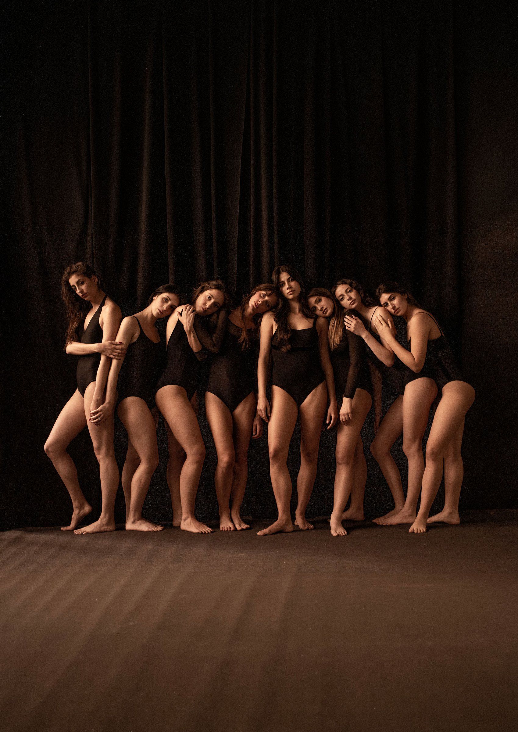 Copertina di Corpi senza volto: otto ballerine in body nero davanti al sipario