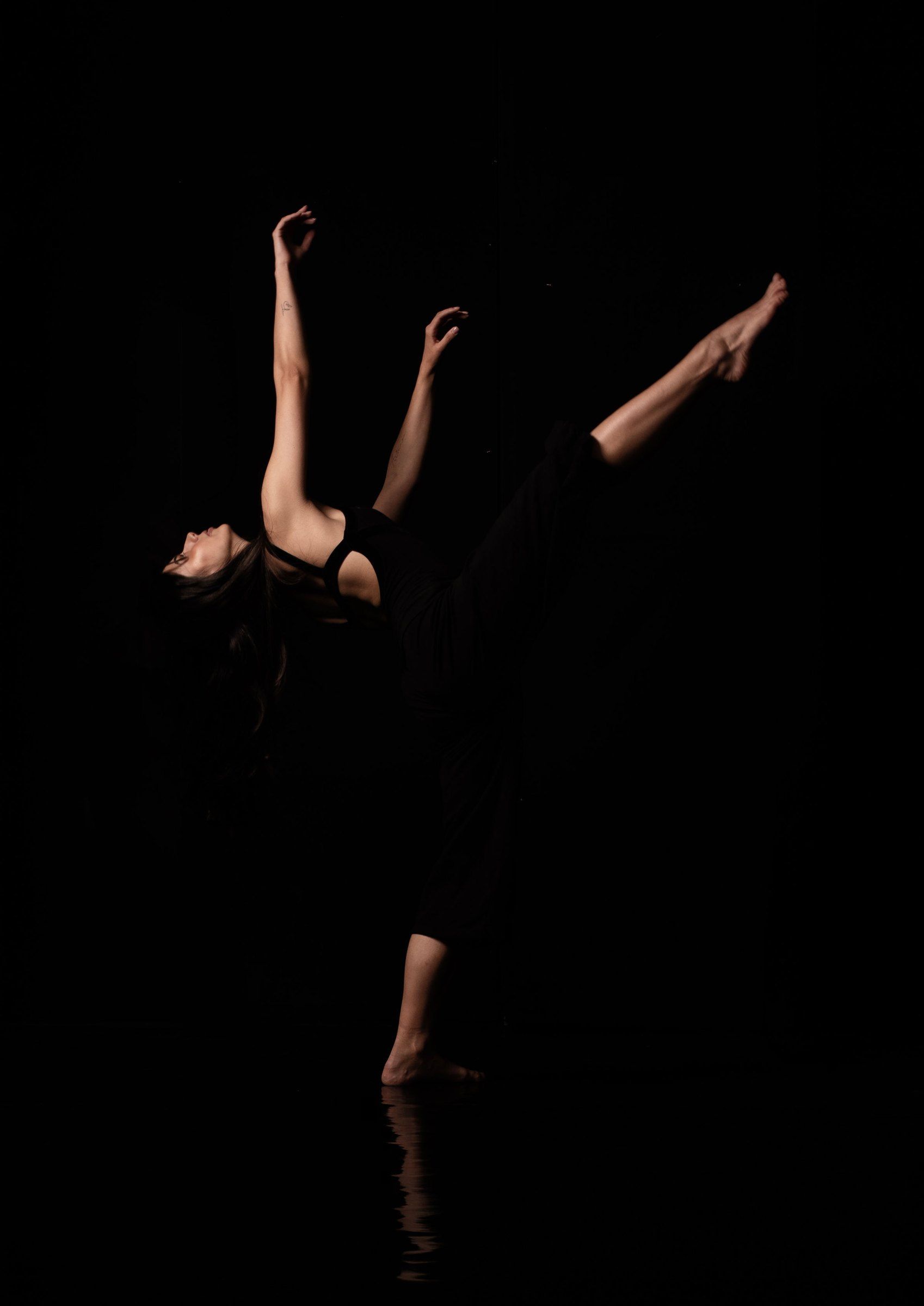 Ballerina in equilibrio precario, una gamba sollevata