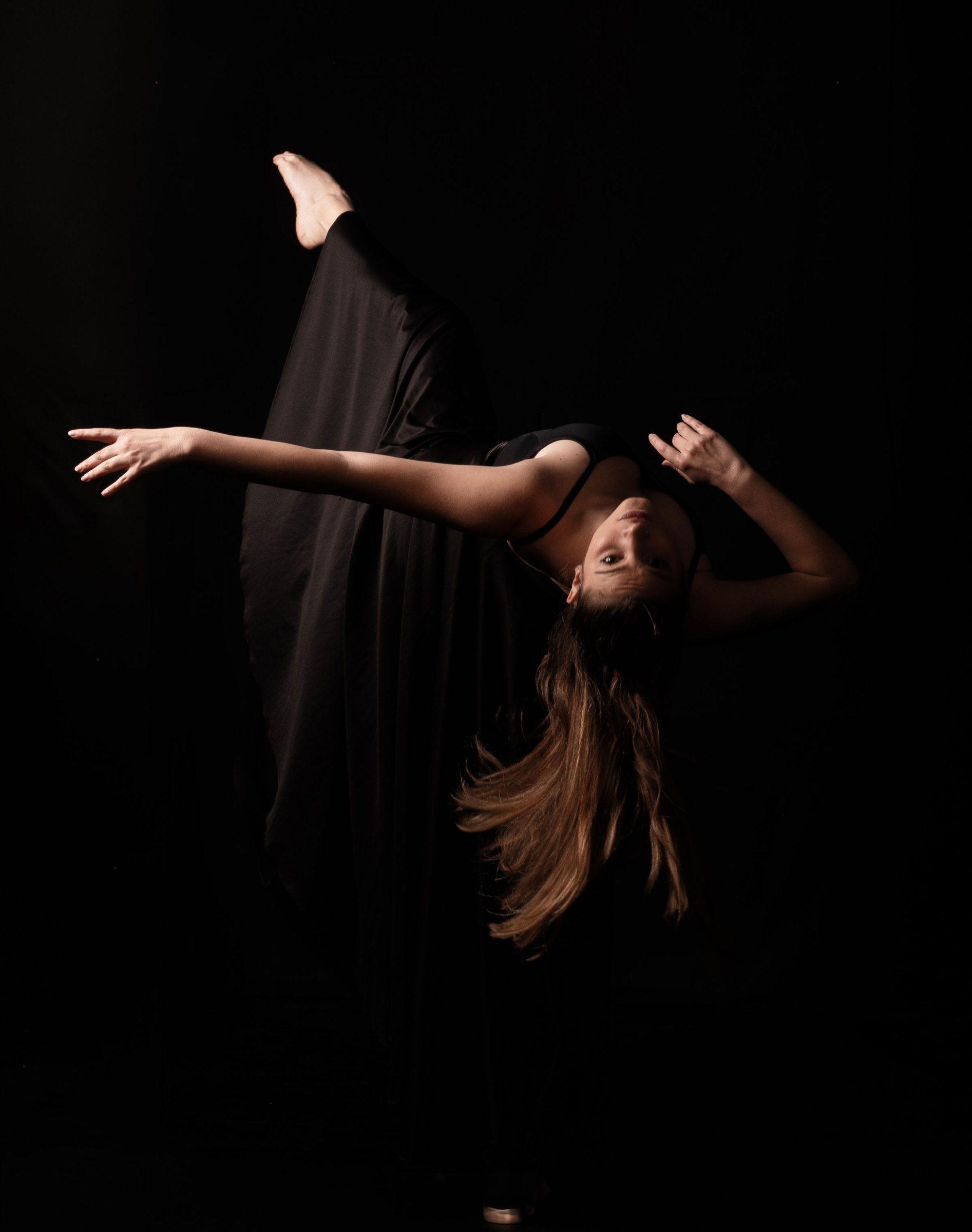 Ballerina con la gonna in movimento, capelli all’indietro