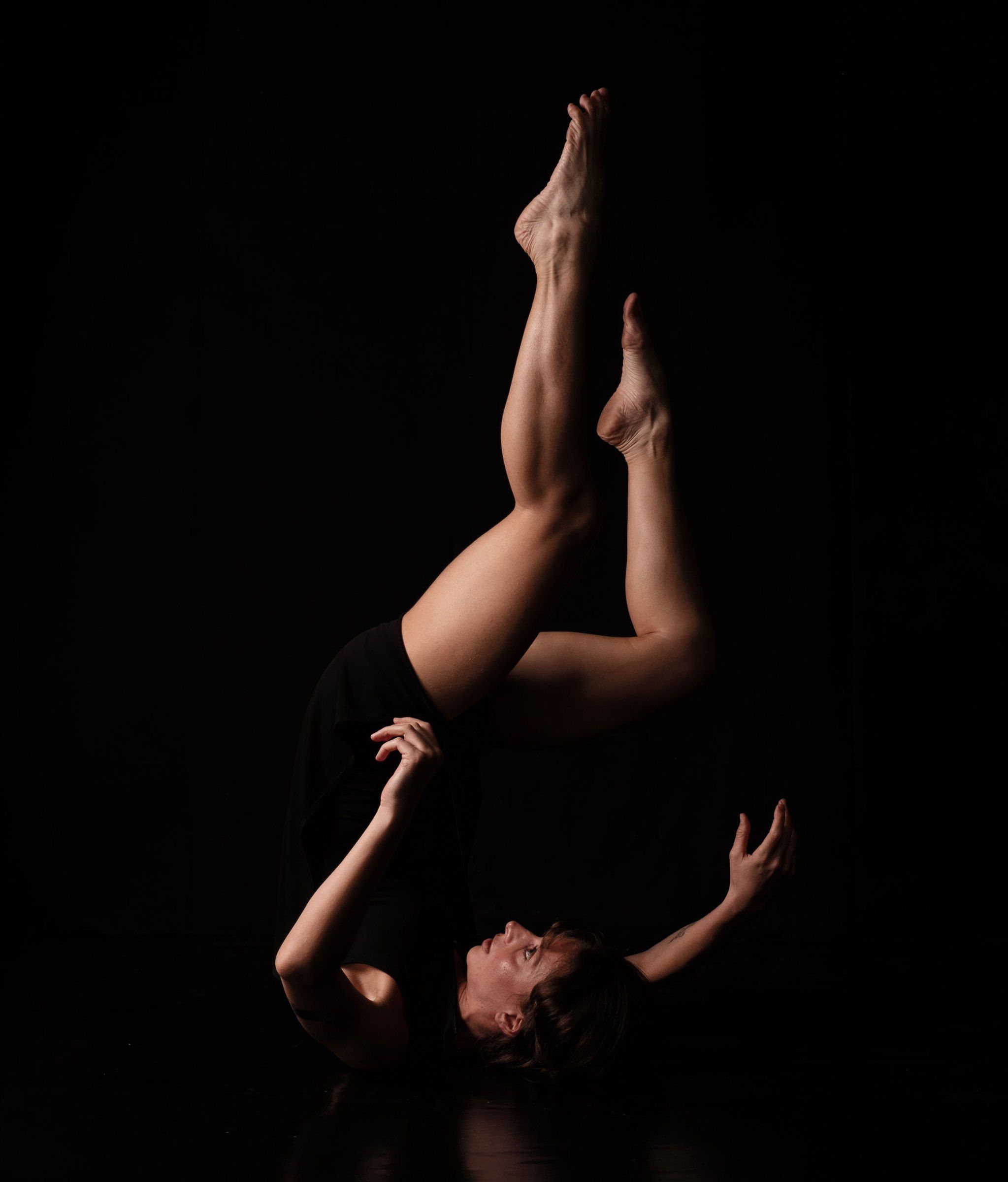 Corpo capovolto, gambe verso l’alto