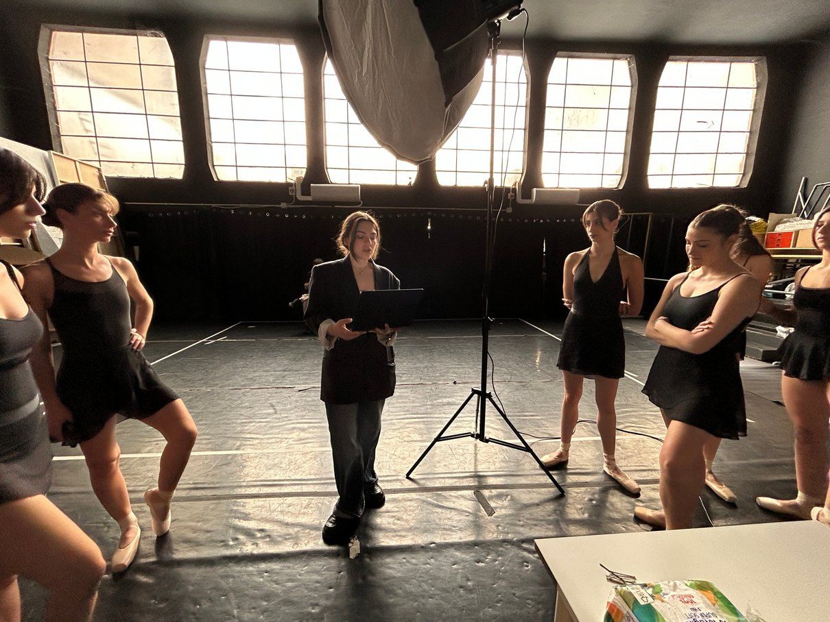 Briefing con le ballerine in sala prove