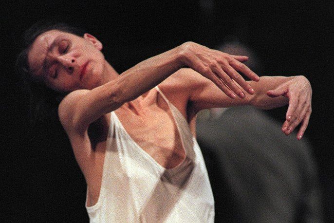 Riferimento visivo: danzatrice con abito bianco
