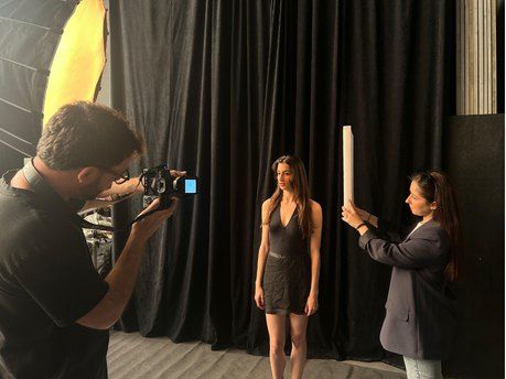 Sul set: il fotografo scatta, la direzione artistica segue
