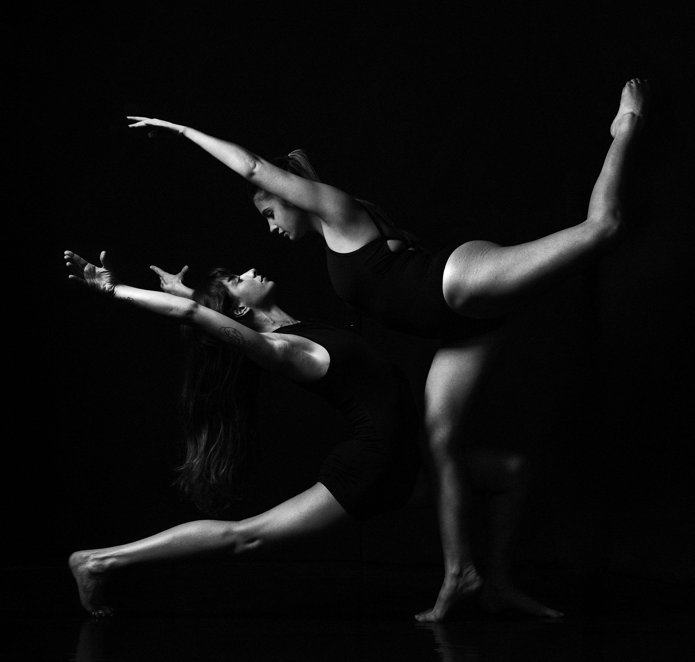 Bianco e nero: due ballerine in slancio