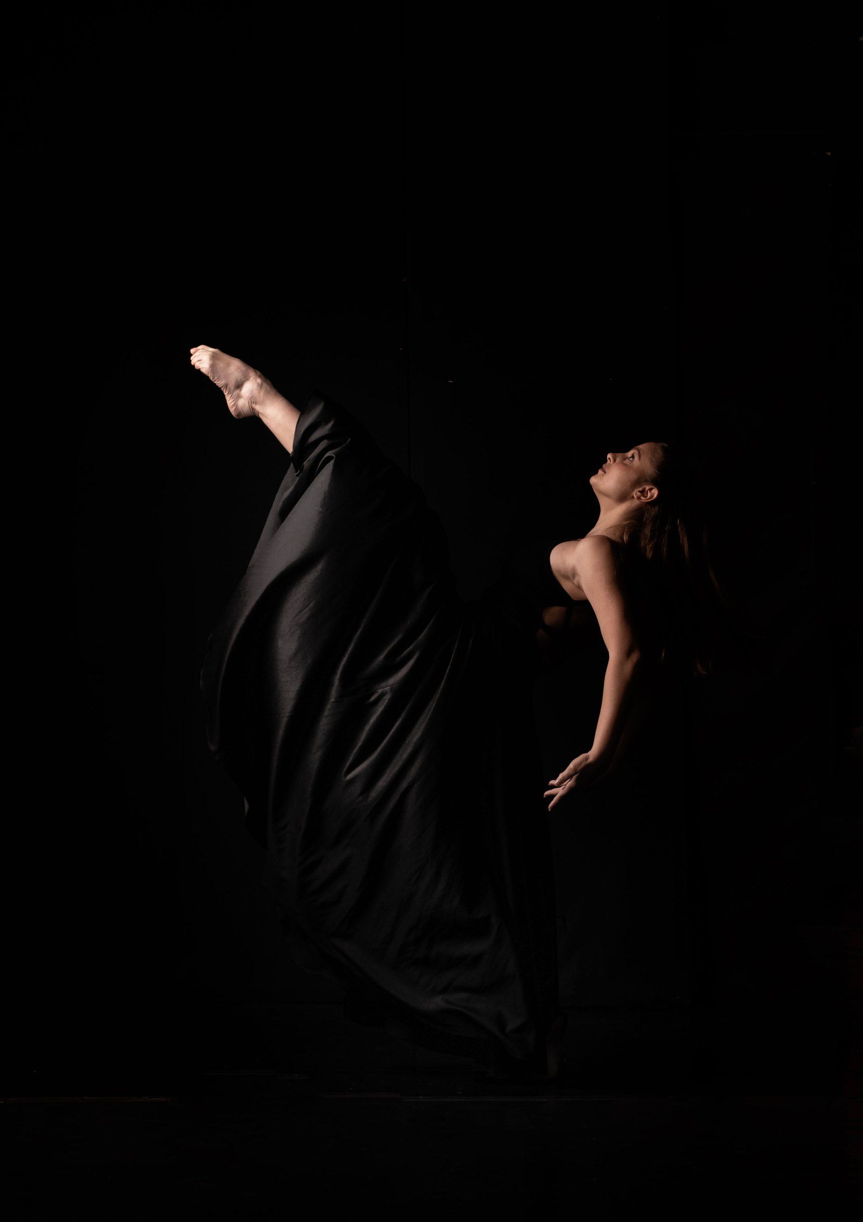 Ballerina in salto, la gonna come un’ombra