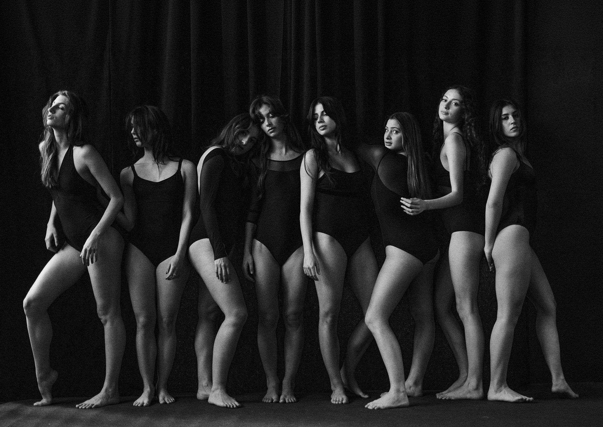 Bianco e nero: le otto ballerine in fila