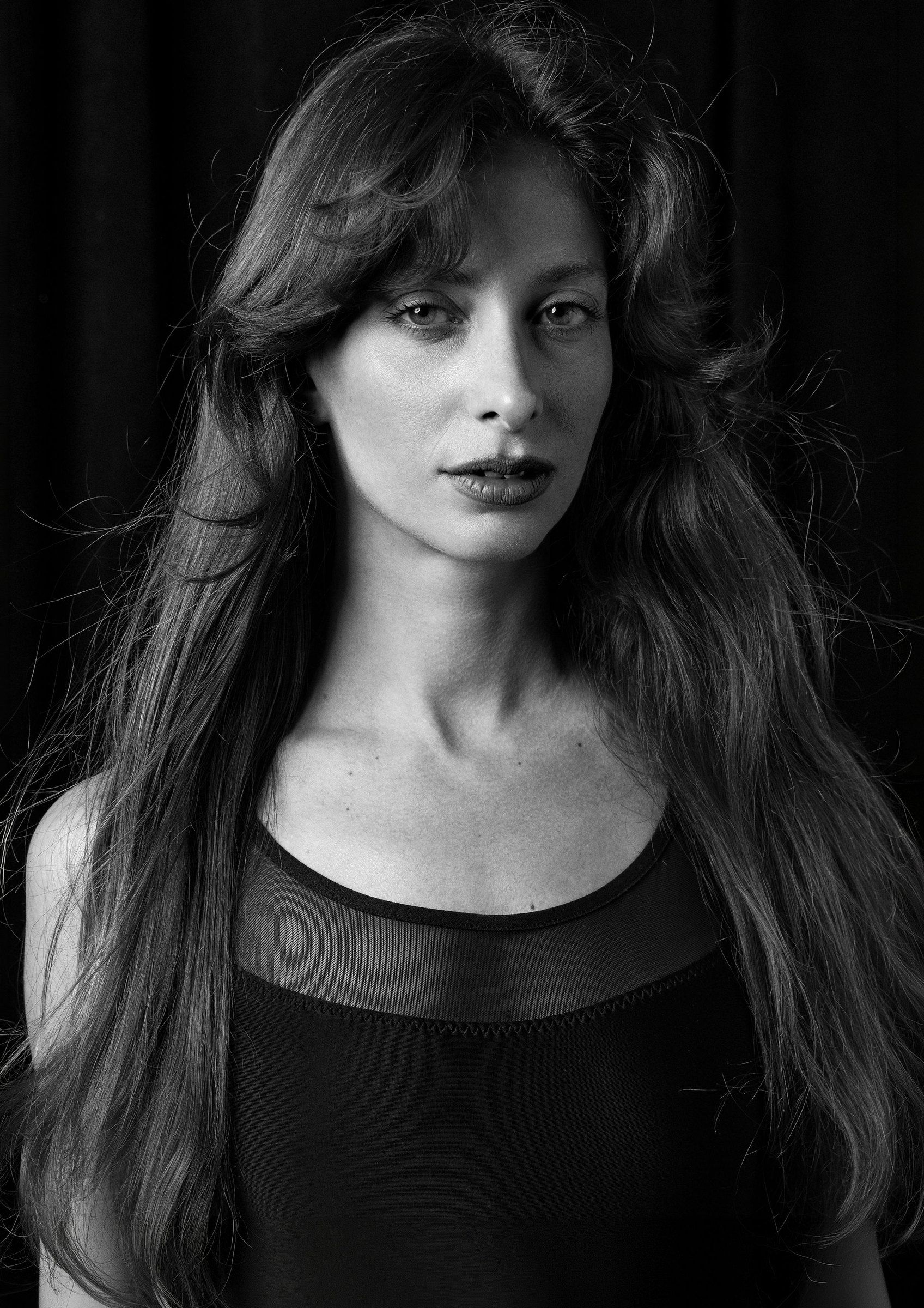 Ritratto in bianco e nero, sguardo fermo