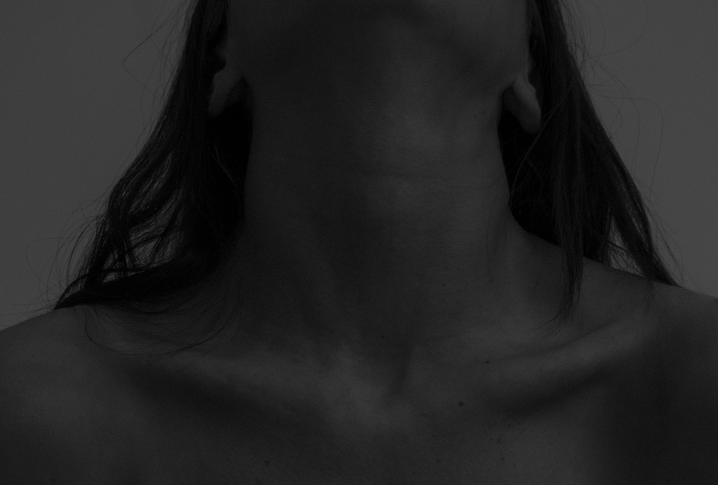 Collo e clavicole nella penombra