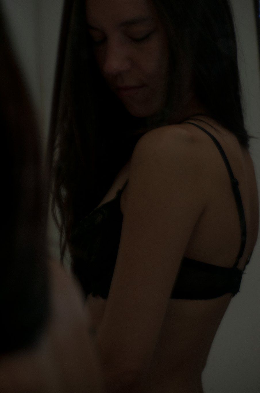 Donna in lingerie, lo sguardo verso il basso