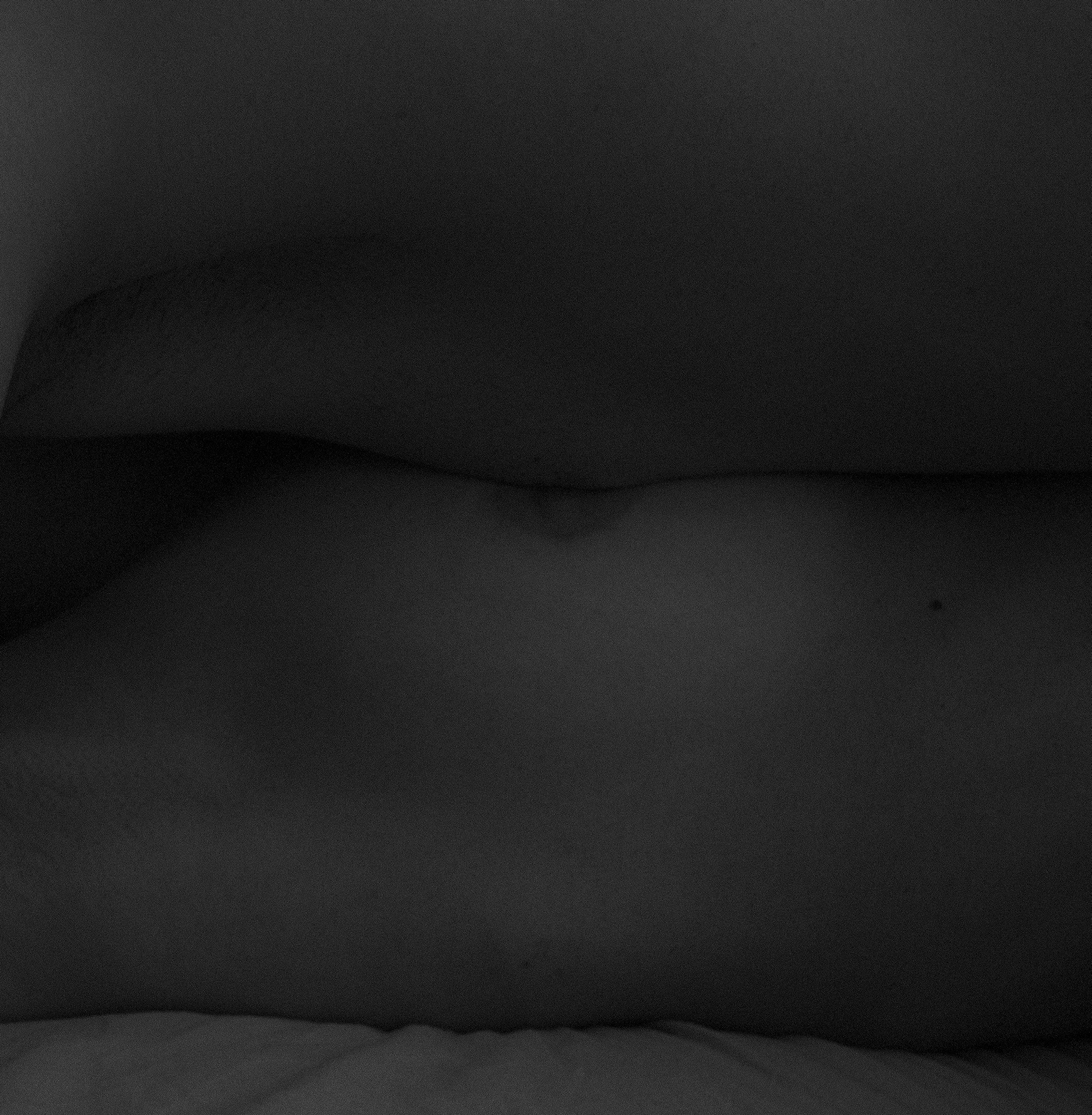 Bianco e nero: la linea morbida di un corpo