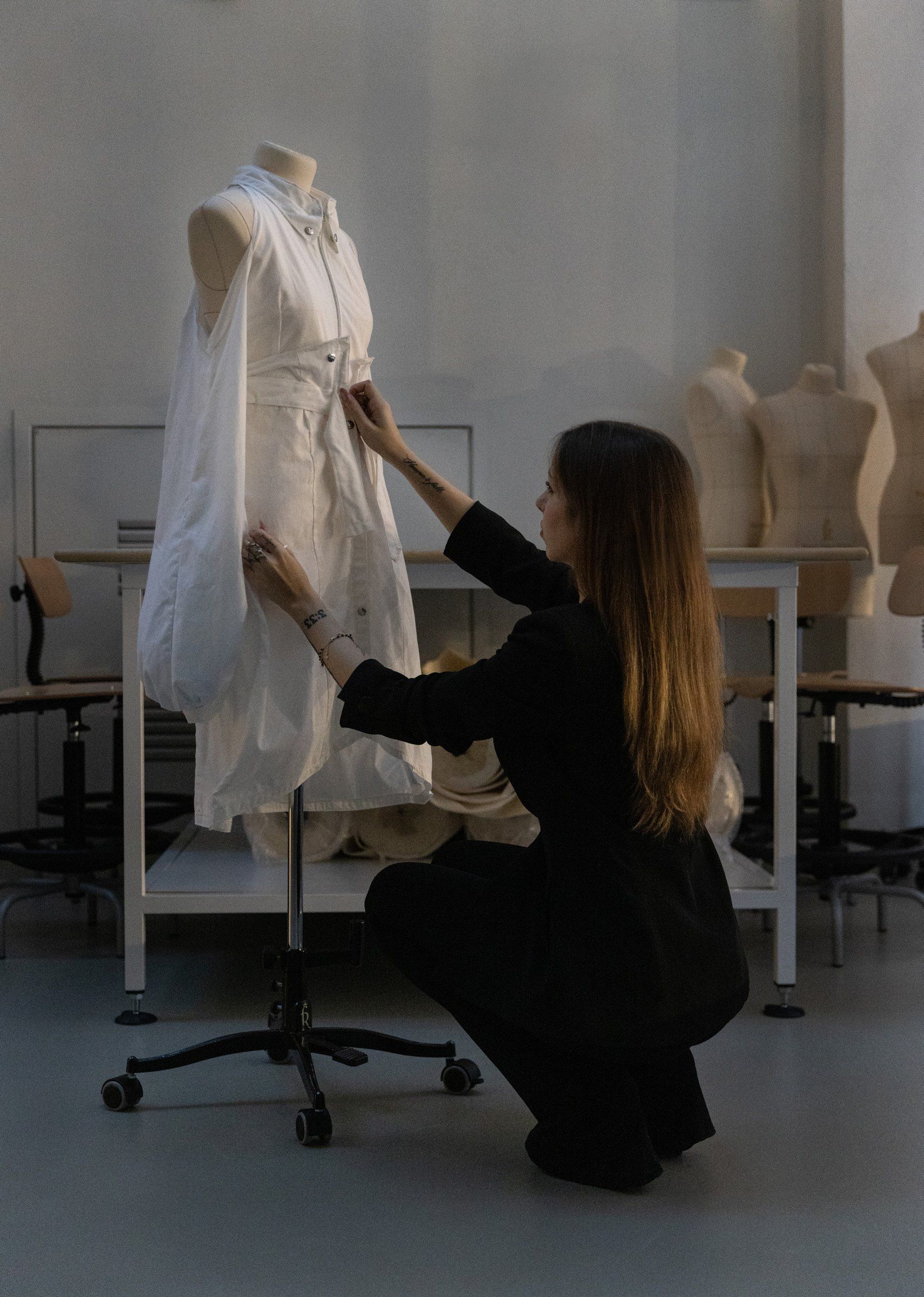 In atelier: sistema un abito bianco sul manichino